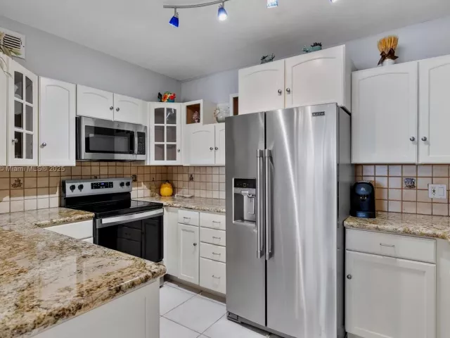 2-bedroom condo for sale in Miami Beach - 5005 Collins Ave 708 - MondialRealty