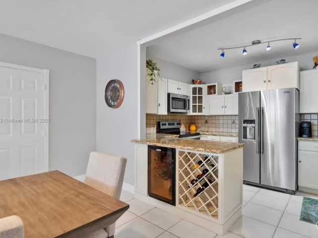 2-bedroom condo for sale in Miami Beach - 5005 Collins Ave 708 - MondialRealty