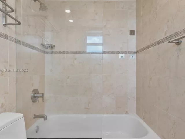 2-bedroom condo for sale in Miami Beach - 5005 Collins Ave 708 - MondialRealty
