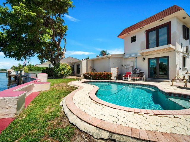 Home for rent at 1901 N Riverside Drive Apt 1 - photo 6831526