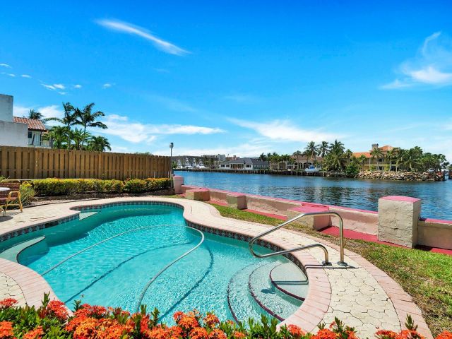 Home for rent at 1901 N Riverside Drive Apt 1 - photo 6831527