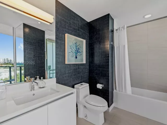 4-bedroom condo for sale in Fort Lauderdale - 2200 N Ocean Blvd N605 - MondialRealty