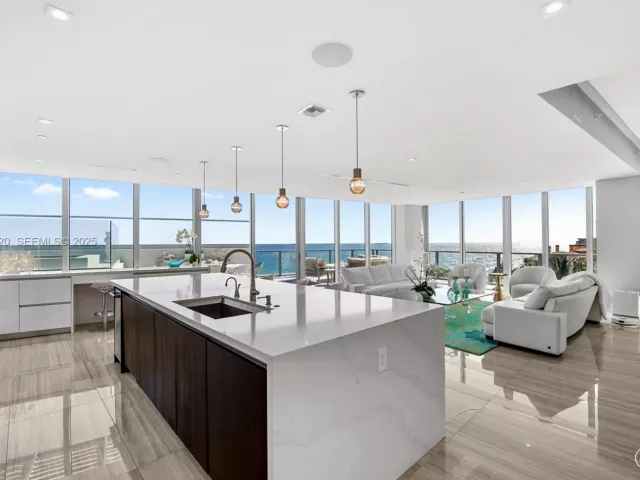 4-bedroom condo for sale in Fort Lauderdale - 2200 N Ocean Blvd N605 - MondialRealty