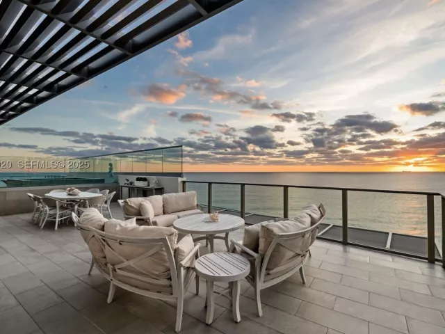 4-bedroom condo for sale in Fort Lauderdale - 2200 N Ocean Blvd N605 - MondialRealty