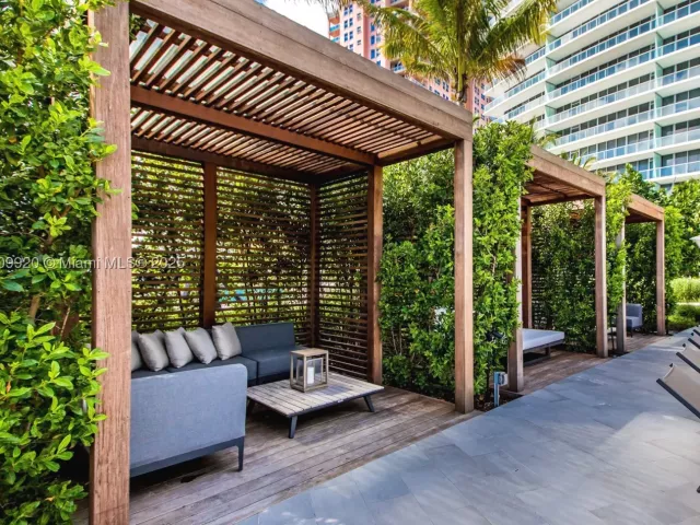 4-bedroom condo for sale in Fort Lauderdale - 2200 N Ocean Blvd N605 - MondialRealty