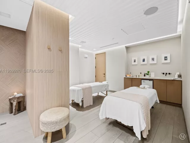4-bedroom condo for sale in Fort Lauderdale - 2200 N Ocean Blvd N605 - MondialRealty