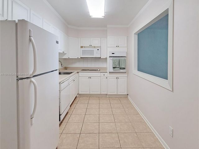 1-bedroom condo for rent in Sunny Isles Beach - 19380 Collins Ave 1107 - MondialRealty