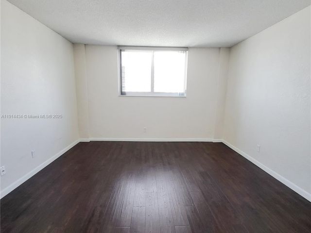 1-bedroom condo for rent in Sunny Isles Beach - 19380 Collins Ave 1107 - MondialRealty