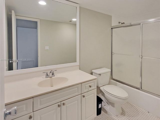 1-bedroom condo for rent in Sunny Isles Beach - 19380 Collins Ave 1107 - MondialRealty