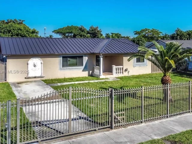 5-bedroom home for sale in Miami - 11617 SW 171st St - MondialRealty