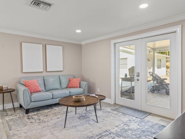 Home for rent at 215 NE 17th Street - photo 6798598