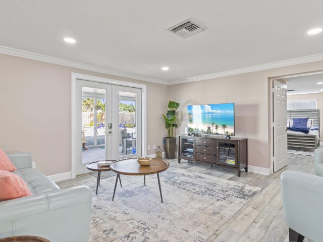 Home for rent at 215 NE 17th Street - photo 6798599