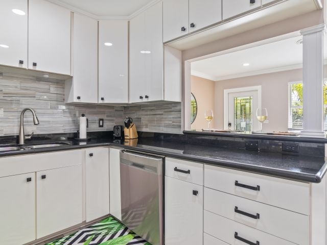 Home for rent at 215 NE 17th Street - photo 6798602