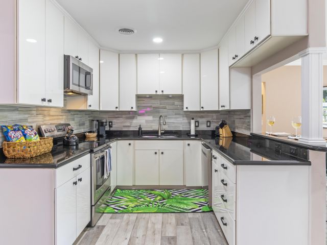 Home for rent at 215 NE 17th Street - photo 6798603