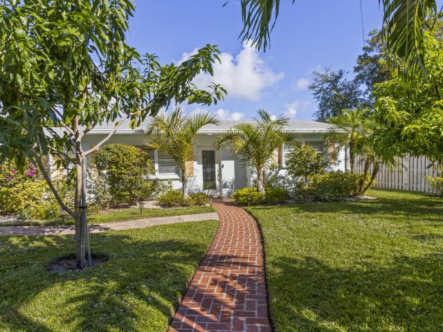 Home for rent at 215 NE 17th Street - photo 6798606