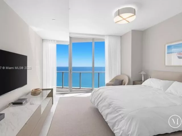 2-bedroom condo for sale in Sunny Isles Beach - 15701 Collins Ave 3203 - MondialRealty