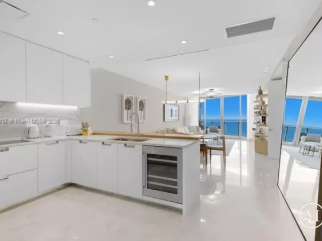 2-bedroom condo for sale in Sunny Isles Beach - 15701 Collins Ave 3203 - MondialRealty