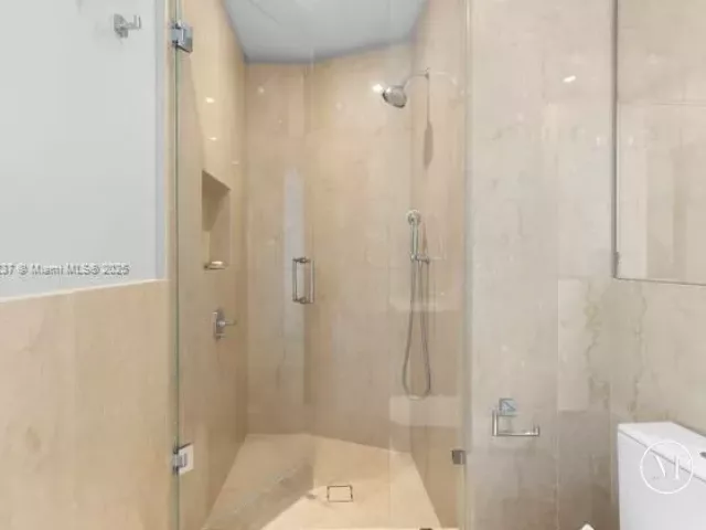 2-bedroom condo for sale in Sunny Isles Beach - 15701 Collins Ave 3203 - MondialRealty