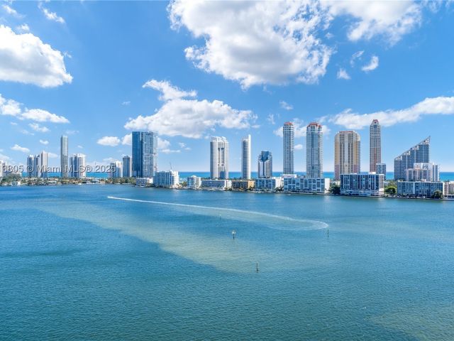 4-bedroom condo for sale in Aventura - 2600 Island Blvd 1605 - MondialRealty