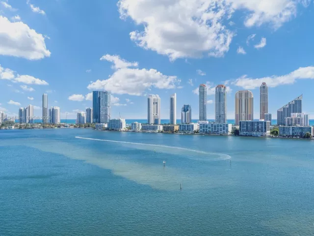 4-bedroom condo for sale in Aventura - 2600 Island Blvd 1605 - MondialRealty