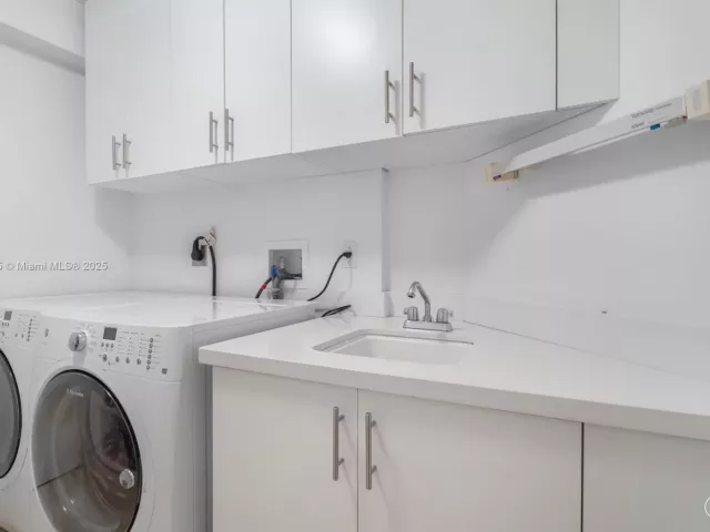 4-bedroom condo for sale in Aventura - 2600 Island Blvd 1605 - MondialRealty