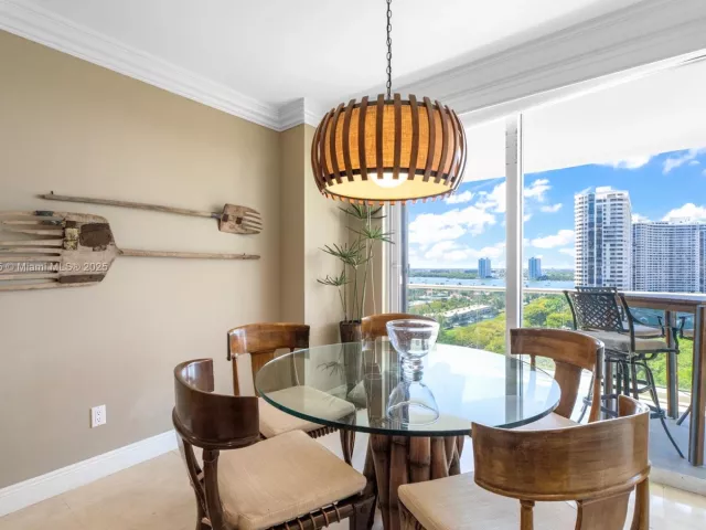4-bedroom condo for sale in Aventura - 2600 Island Blvd 1605 - MondialRealty