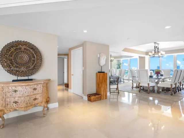 4-bedroom condo for sale in Aventura - 2600 Island Blvd 1605 - MondialRealty