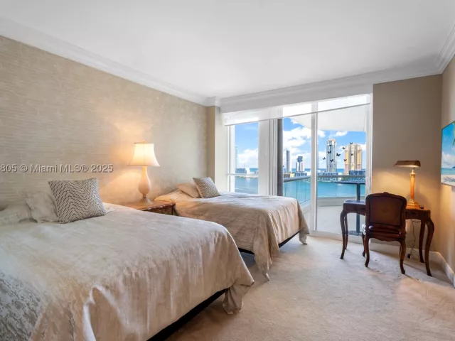 4-bedroom condo for sale in Aventura - 2600 Island Blvd 1605 - MondialRealty