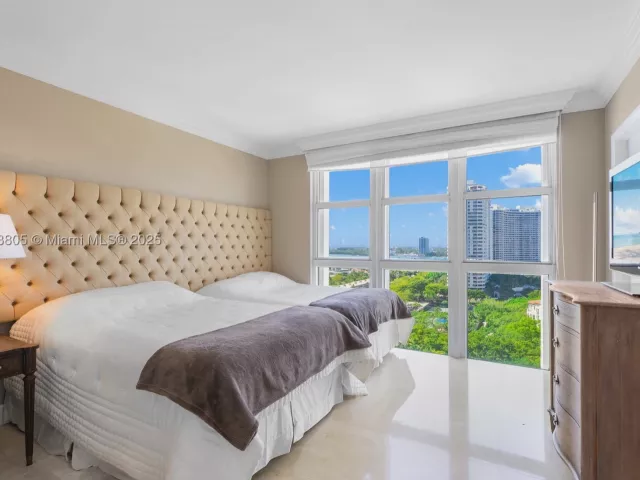 4-bedroom condo for sale in Aventura - 2600 Island Blvd 1605 - MondialRealty