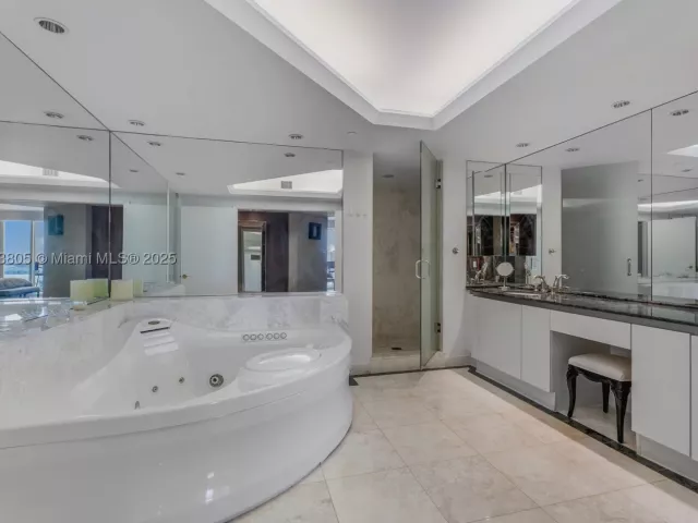 4-bedroom condo for sale in Aventura - 2600 Island Blvd 1605 - MondialRealty
