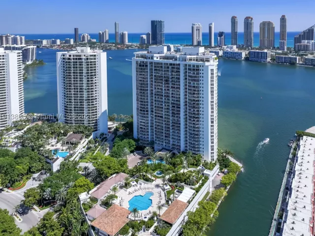 4-bedroom condo for sale in Aventura - 2600 Island Blvd 1605 - MondialRealty
