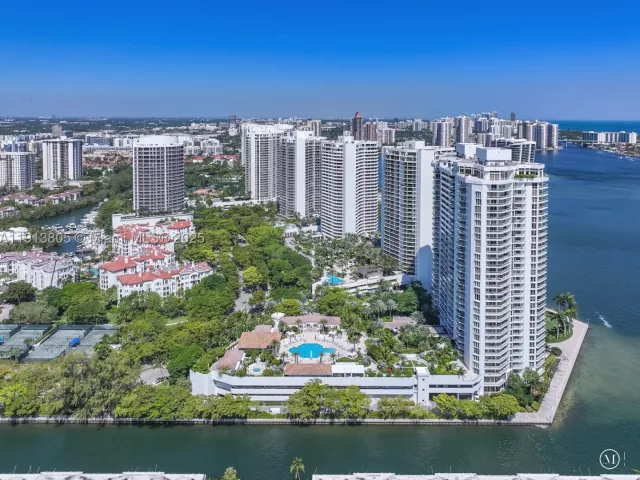 4-bedroom condo for sale in Aventura - 2600 Island Blvd 1605 - MondialRealty