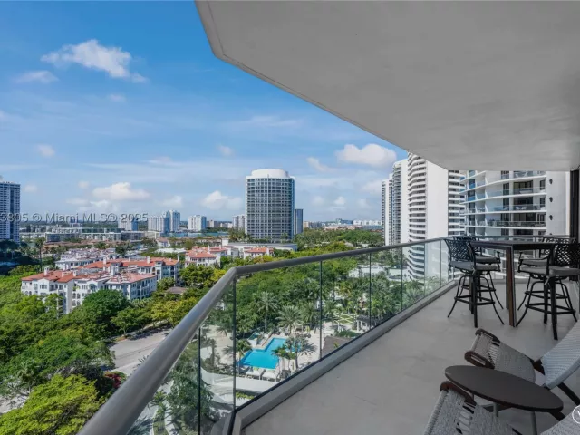 4-bedroom condo for sale in Aventura - 2600 Island Blvd 1605 - MondialRealty