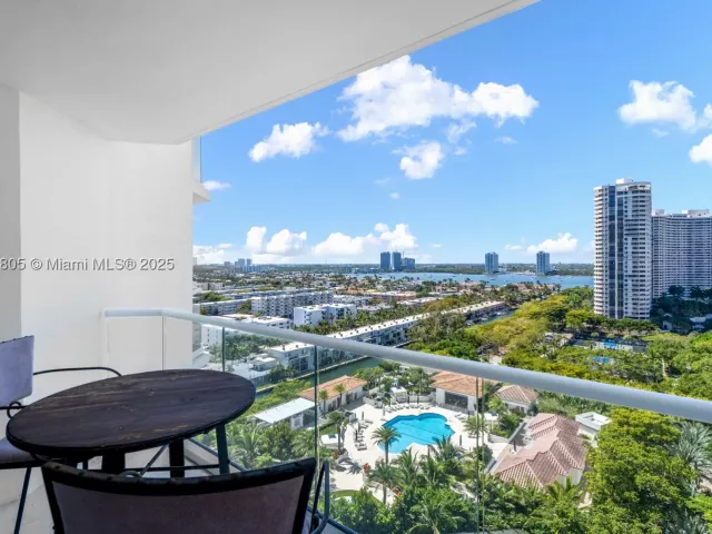 4-bedroom condo for sale in Aventura - 2600 Island Blvd 1605 - MondialRealty