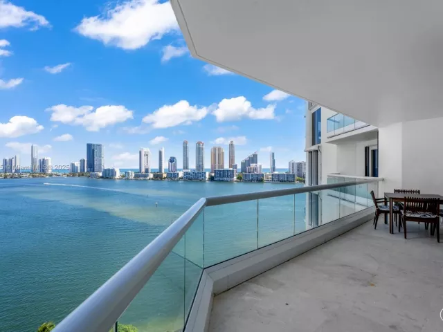 4-bedroom condo for sale in Aventura - 2600 Island Blvd 1605 - MondialRealty