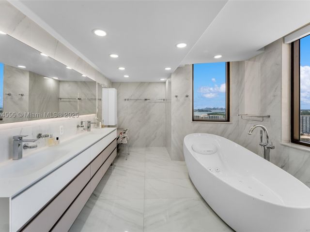 6-bedroom condo for sale in Sunny Isles Beach - 16275 Collins Ave UPH1 - MondialRealty