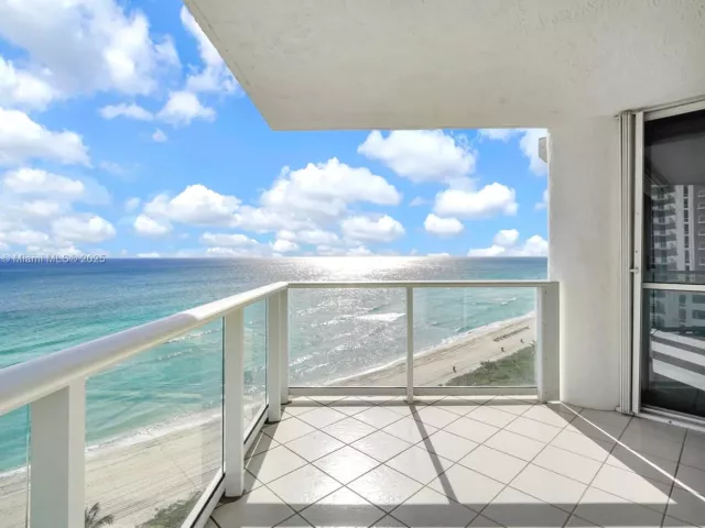 3-bedroom condo for sale in Sunny Isles Beach - 16485 Collins Ave 1236 - MondialRealty