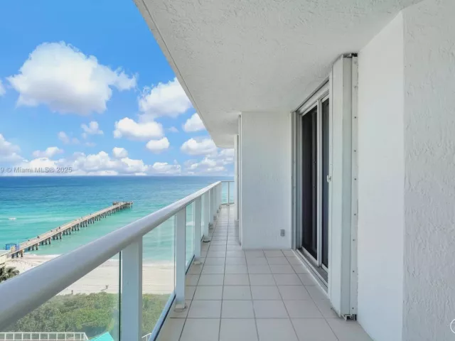 3-bedroom condo for sale in Sunny Isles Beach - 16485 Collins Ave 1236 - MondialRealty