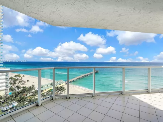 3-bedroom condo for sale in Sunny Isles Beach - 16485 Collins Ave 1236 - MondialRealty