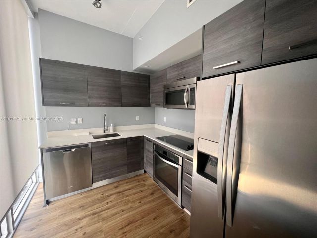 1-bedroom condo for rent in Miami - 151 SE 1st St 810 - MondialRealty