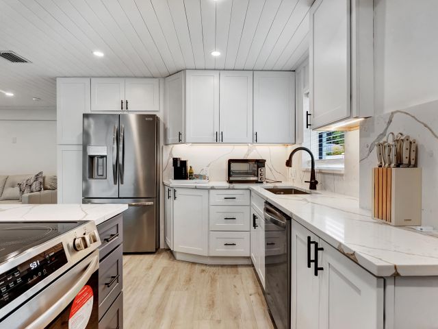 Home for rent at 320 NW 3rd Avenue - photo 6798561