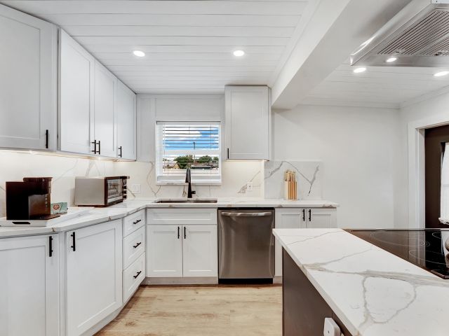 Home for rent at 320 NW 3rd Avenue - photo 6798562