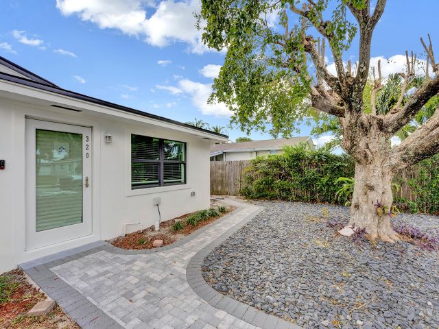 Home for rent at 320 NW 3rd Avenue - photo 6798573