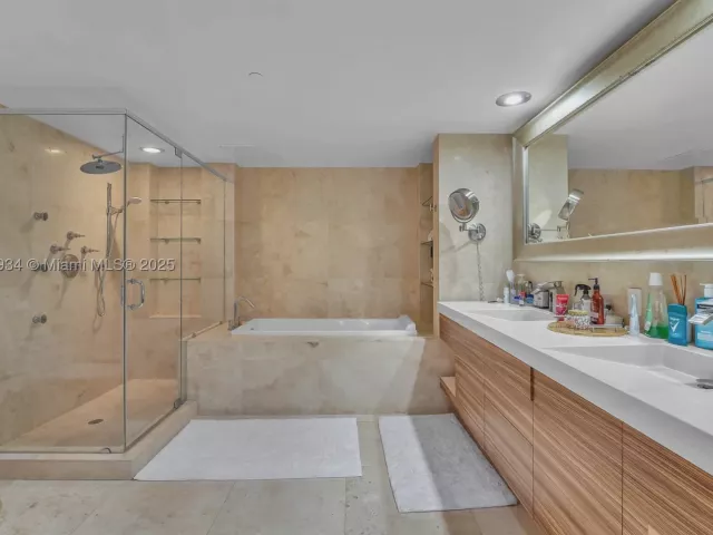 3-bedroom condo for sale in Miami - 465 Brickell Ave 1001 - MondialRealty