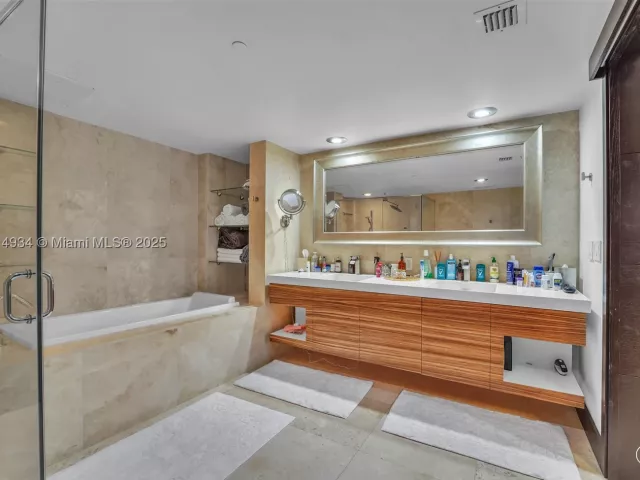 3-bedroom condo for sale in Miami - 465 Brickell Ave 1001 - MondialRealty