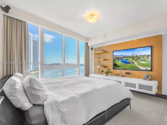 3-bedroom condo for sale in Miami - 465 Brickell Ave 1001 - MondialRealty