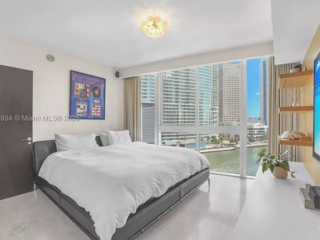 3-bedroom condo for sale in Miami - 465 Brickell Ave 1001 - MondialRealty