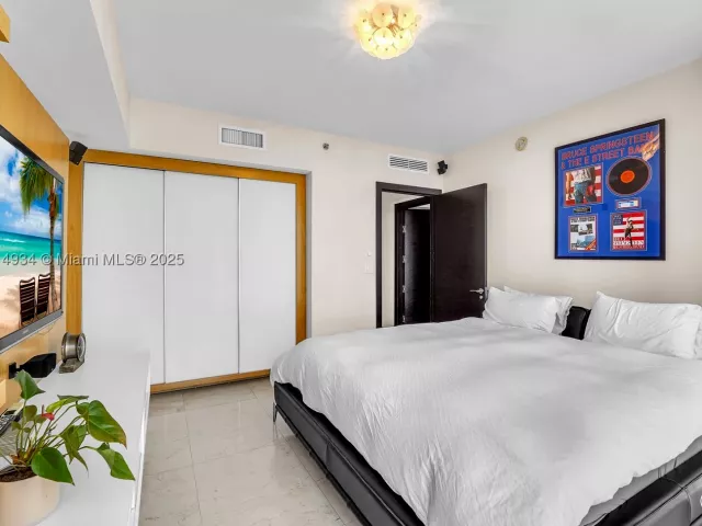 3-bedroom condo for sale in Miami - 465 Brickell Ave 1001 - MondialRealty