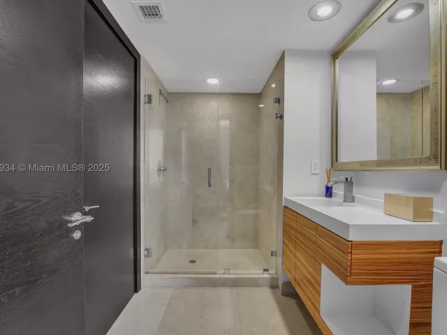 3-bedroom condo for sale in Miami - 465 Brickell Ave 1001 - MondialRealty