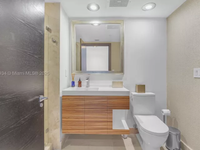 3-bedroom condo for sale in Miami - 465 Brickell Ave 1001 - MondialRealty